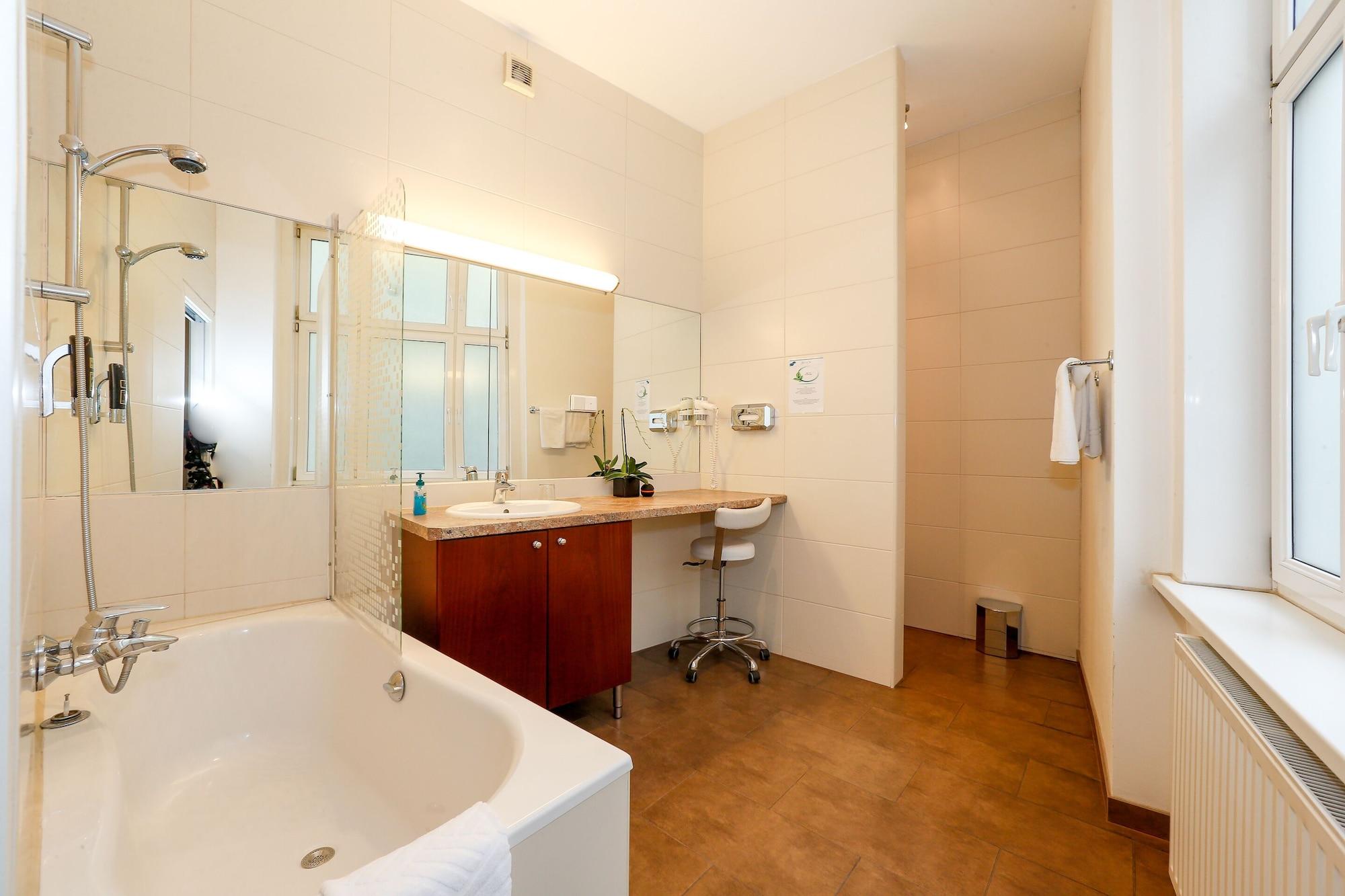 Timeout City Hotel, 5 Min To City Center, Self Check In Wina Bagian luar foto