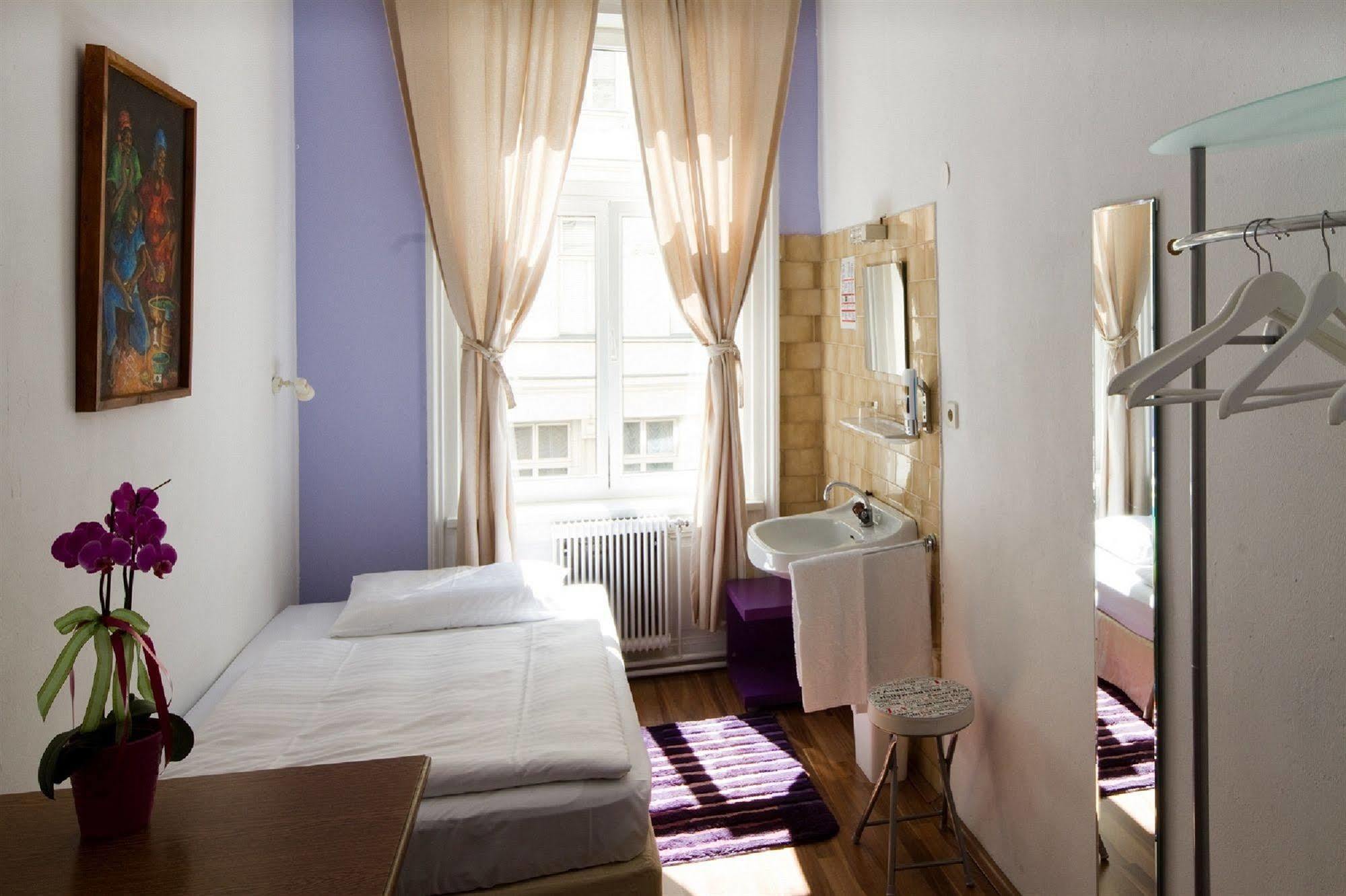 Timeout City Hotel, 5 Min To City Center, Self Check In Wina Bagian luar foto
