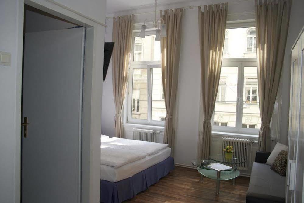 Timeout City Hotel, 5 Min To City Center, Self Check In Wina Bagian luar foto